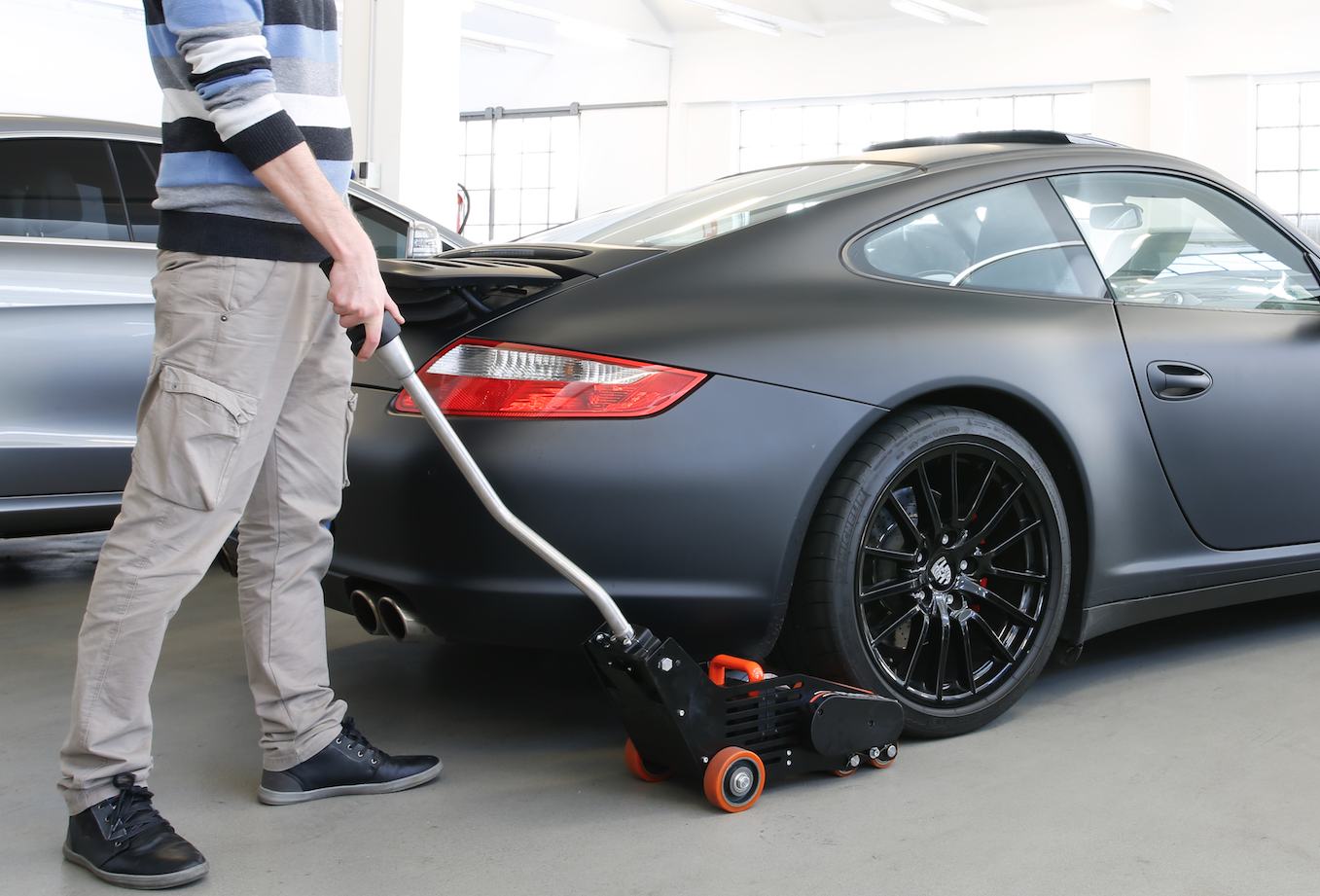 MRE Roll Mover moving black car